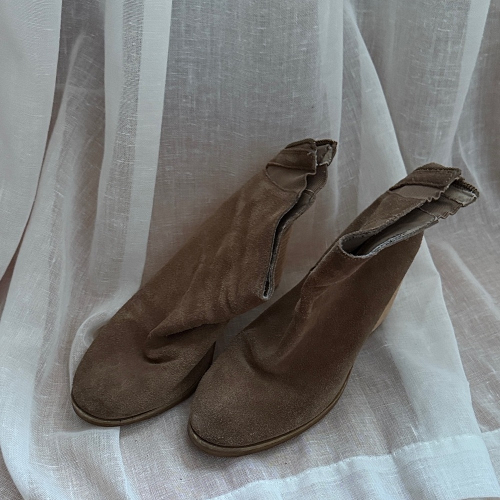 Edgy Chic Brown Women's Suede Boots from Urban Outfitters Vintage